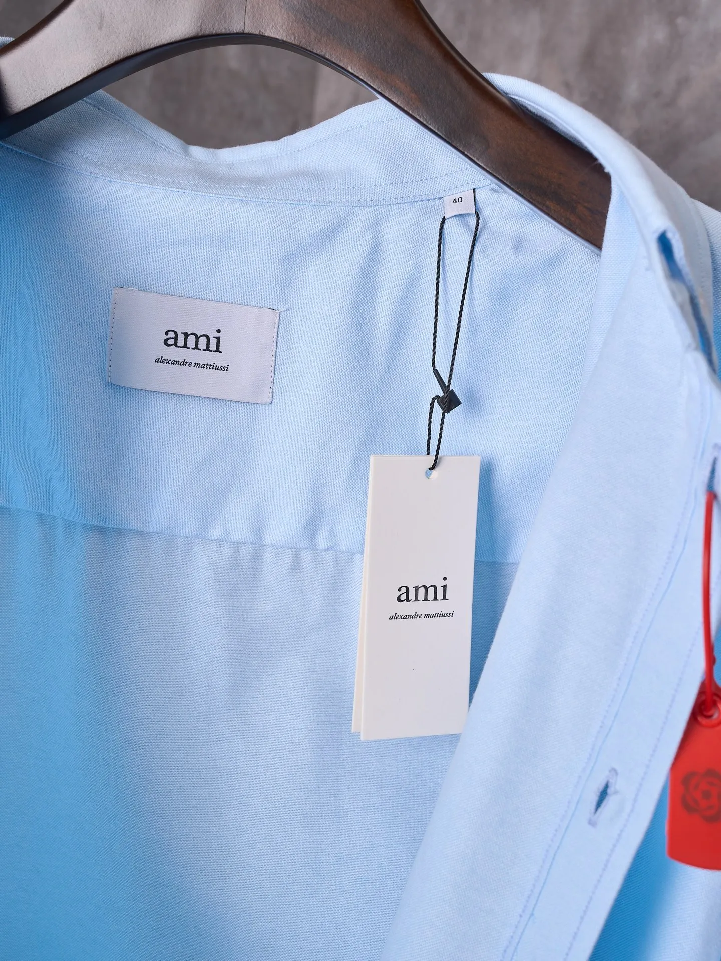 [Real auction] Ami/Ami Paris love embroidered long-sleeved shirt [In Stock] 38 40 42 44 Customized high-end flexible Oxford cotton with excellent texture, tight and smooth, comfortable and skin-friendly, pure white, interpreting the ultimate elegance. A bright red love heart jumps out on the chest. The French romantic code is engraved on it. It is the ultimate simplification of color. It also conveys the love and persistence of life in a minimalist shape. It lights up the fashionable layout where simplicity and elegance are intertwined. It uses imported machine embroidery technology and uses advanced computer control systems and precision mechanical components to realize Ami's love embroidery work. It has high precision and smooth and delicate lines. The fabrics have been washed and have a better hand feel and texture. It is not easy to deform, not easy to shrink, not easy to fade, and maintains long-term beauty and loose fit.